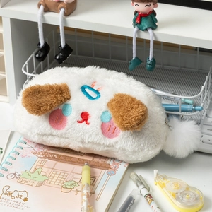 Vue détaillée de la trousse en peluche chien blanc avec texture douce et pompon de fermeture