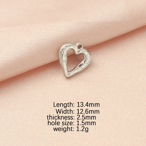 Macro detail of heart-shaped stainless steel pendant with size and weight parameters