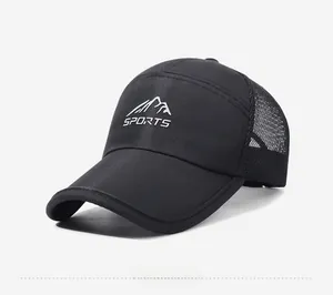 Dettaglio del cappello sportivo in mesh nero traspirante con logo della montagna