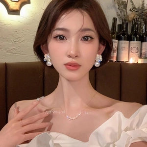Exquisite pearl and diamond jewelry set featuring snowflake drop earrings and thin necklace