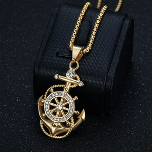 Collier hip hop plaqué or avec pendentif ancre et gouvernail serti de strass brillants