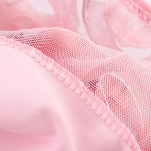 Vestido rosa con volantes escalonados en tejido de malla y costuras de borde fino
