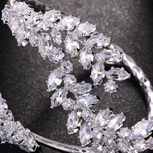 Atemberaubendes Silber Armband im Blatt Design mit funkelnden Zirkonia Steinen besetzt.