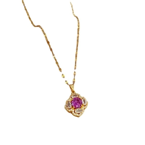 Collier doré luxe avec pendentif fleur en cristal rose et zircons sur fond blanc