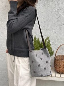 Elegante borsa a secchiello in feltro grigio con pois di peluche e tracolla per l'autunno