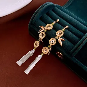Boucles d'oreilles chinoises avec pièces dorées, perles vertes et pendentifs en bambou