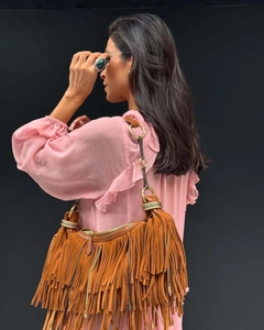 Sac bandoulière en daim marron avec franges superposées et bandoulière en chaîne dorée