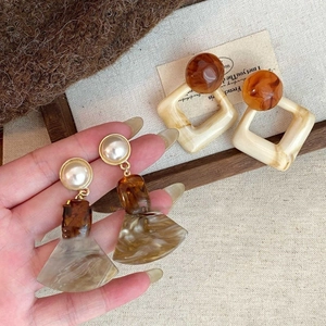 Vintage resin geometric earrings with marble texture and amber beads in retro style