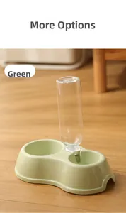 Détail d'une double gamelle verte pour animaux avec distributeur d'eau automatique