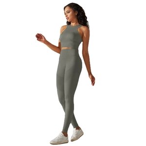 Ensemble de yoga sans couture avec haut court licou et leggings taille haute vert olive