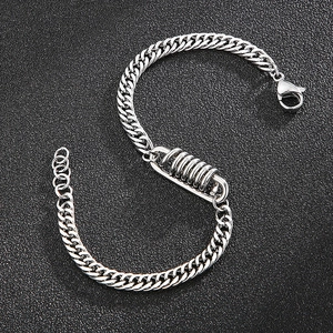 Dettaglio del bracciale a catena in acciaio inossidabile con molla e chiusura a moschettone