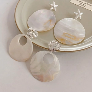 Starfish and shell round earrings in silver and mother of pearl for beach vacations