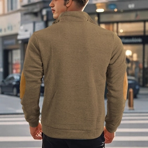 Felpa da uomo marrone con collo alto e toppe sui gomiti, stile casual per look da strada