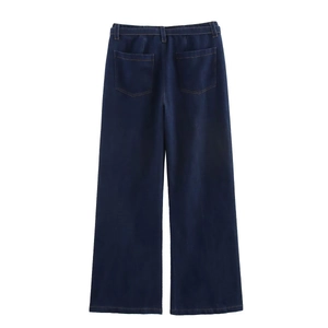 Vue arrière détaillée du pantalon en jean bleu foncé avec des poches fonctionnelles