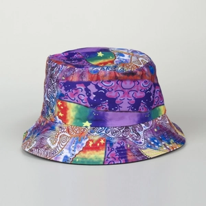 Détail d'un chapeau bob avec motifs d'étoiles psychédéliques et couleurs tie-dye