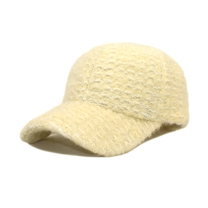 Gros plan sur la casquette en polaire crème montrant la texture épaisse et chaude d'hiver