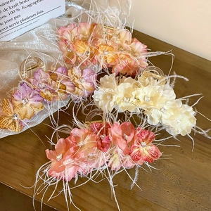Pinces à cheveux élégantes avec fleurs, plumes et cristaux en divers coloris pastel