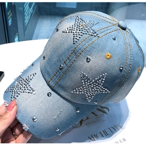 Nahaufnahme der hellblauen Denim-Baseballkappe mit Strasssternen und Distressed-Details