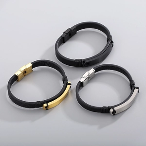 Detailaufnahme von Herren Lederarmbändern mit gewölbten Stahlplatten und Metallverschluss