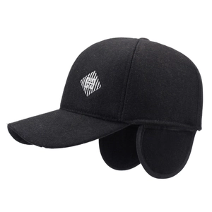 Herren Winter-Basecap in Schwarz mit Ohrenklappen und Rautenbestickung für Senioren