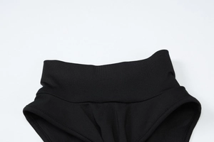 Détail macro de la taille en tricot noir extensible avec coutures de haute précision