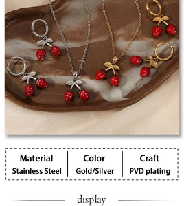 Ensemble détaillé de boucles d'oreilles et colliers cerise en acier PVD or et argent