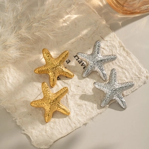 Elegantes pendientes de estrella de mar dorados y plateados con textura martillada única