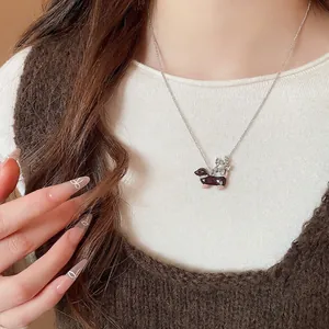 Collier avec pendentif teckel mignon et fleur de perle sur chaîne argentée