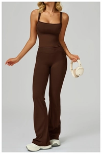 Détail du pantalon de yoga évasé à taille haute croisée avec poches latérales