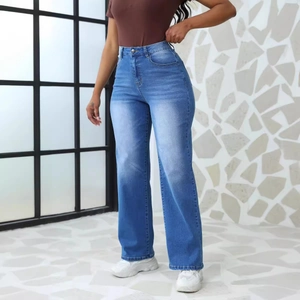 Jean denim femme à taille haute et jambe droite avec délavage bleu et coupe tendance