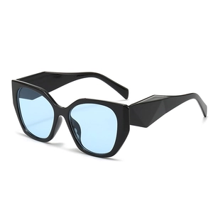 Lunettes de soleil œil de chat polygonales avec monture noire, verres bleus et branches 3D