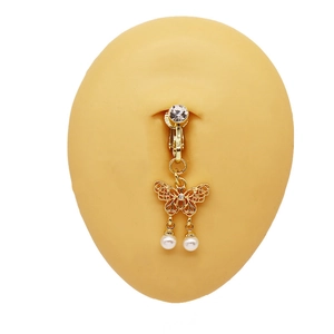 Bijou de nombril papillon doré avec strass brillants et pampilles de perles sur un mannequin