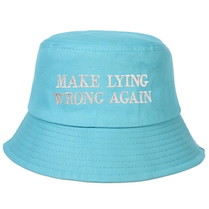 Broderie détaillée du texte MAKE LYING WRONG AGAIN sur un chapeau bob en coton bleu