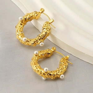 Boucles d'oreilles créoles dorées en acier inoxydable avec perles et strass brillants
