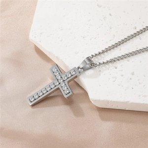Collier croix en acier titane poli avec cristaux sur pierre blanche et tissu en soie