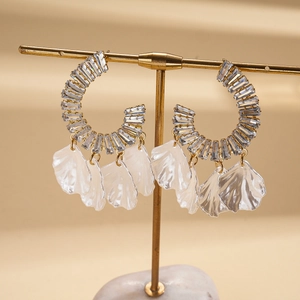 Boucles d'oreilles élégantes en C avec cristaux de zircon et franges en coquillage blanc