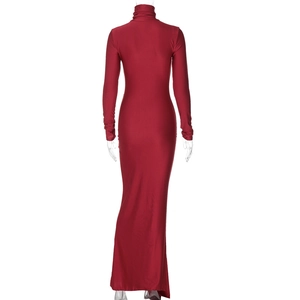 Vue arrière d'une robe maxi moulante rouge à col montant et manches longues