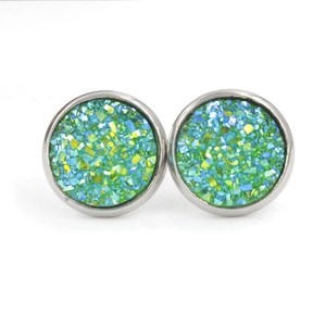 Détail macro de boucles d'oreilles 12mm en résine avec cristaux colorés et acier argent