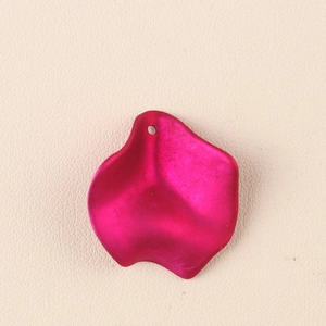 Dettaglio del ciondolo a petalo in acrilico rosa opaco per orecchini con foro piccolo