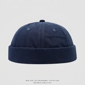 Détail du bonnet miki bleu marine pour enfants avec coutures à six pans et bouton