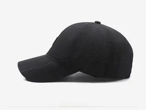 Detail des laserperforierten atmungsaktiven Mesh-Gewebes der schwarzen Baseballkappe