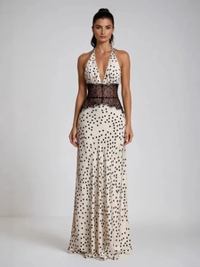Robe longue dos nu à pois avec dentelle noire à la taille et design chic pour femme