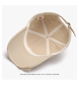 Detail der beigen Baseballkappe mit Innenstruktur und verstellbarem Riemen im Used-Look