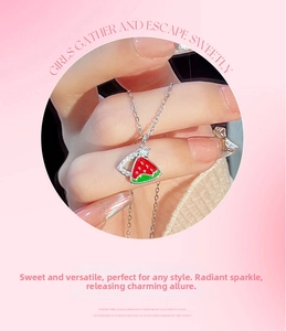 Détail du pendentif pastèque avec émail rouge et zircon sur une chaîne fine argentée