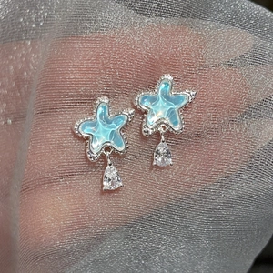 Detailansicht der sternförmigen Ohrstecker mit blauem Harz und Zirkonia-Tropfenanhängern