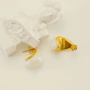 Boucles d'oreilles vintage en acier inoxydable doré 18k avec résine blanche