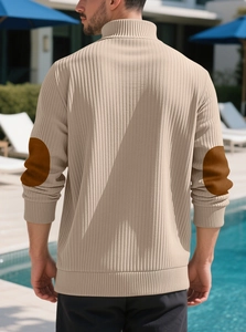 Détail d'un pull beige pour homme avec coudières marron foncé de style classique