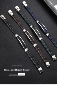 Détail de bracelets tressés en similicuir pour hommes avec fermoir en acier en quatre couleurs