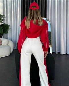 Vue arrière du survêtement bicolore rouge et blanc avec une casquette de baseball assortie