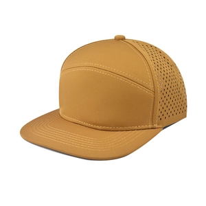 Detalle de gorra plana amarilla con orificios de ventilación cortados con láser